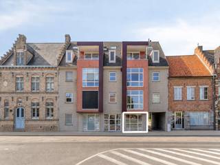 <span><span>Op zoek naar een<strong> moderne, verzorgde en veelzijdige ruimte voor uw professionele activiteit</strong>? Deze <strong>gelijkvloerse kantoorruimte, handelsruimte, atelier of praktijkruimte</strong> van <strong>131 m²</strong>, in <strong>residentie 'De Blankaart'</strong>, gelegen langs de Woumenweg 242 bus 2 te <strong>Woumen (Diksmuide)</strong>, combineert een aangename kantooromgeving met een praktisch ingericht atelier en tal van functionele nevenruimtes.<br />Dankzij de open indeling, de verzorgde afwerking en de combinatie van verschillende werk- en opslagmogelijkheden is dit pand ideaal voor wie kantoorwerk wil combineren met een atelier, praktijkruimte of handelsactiviteit. Ook voor een zelfstandige ondernemer die nood heeft aan een ontvangstruimte én een functionele werkplek biedt dit pand interessante mogelijkheden.<br /><br /><u>Indeling:</u><br />Vooraan bevindt zich de lichtrijke kantoorruimte, ingericht met een <strong>moderne werkplek en een aangename uitstraling</strong> voor het ontvangen van klanten of relaties. Aansluitend is er een <strong>apart toilet met handenwasser</strong>.<br />Het achterliggende atelier biedt volop ruimte voor werkzaamheden, materiaal of professionele inrichting. Daarnaast beschikt het pand over een berging die eventueel kan worden ingericht als keukenruimte, evenals een extra achterliggende ruimte die dienst kan doen als opslagplaats, archief of kleedkamers met doucheruimte.<br /><br /><u>Praktische extra troef:</u><br />Het achterste gedeelte is ingericht in <strong>garagebox nr. 8</strong>, bereikbaar via de doorrit onder het gebouw. Deze ruimte wordt momenteel benut als bijkomende functionele ruimte, maar kan na herinrichting opnieuw als garagebox worden gebruikt. Een afzonderlijke zijdeur geeft bovendien rechtstreeks toegang tot het atelier.<br /><br /><u>Technische kenmerken en troeven:</u></span></span>
<ul>
<li><span><span>Gelijkvloerse commerciële ruimte van 131 m²;</span></span></li>
<li><span><span>Gelegen in residentie 'De Blankaart', gebouwd in 2012;</span></span></li>
<li><span><span>Geschikt als kantoor, handelsruimte, atelier of praktijkruimte;</span></span></li>
<li><span><span><strong>Verwarming via warmtepomp (lucht/lucht)</strong>;</span></span></li>
<li><span><span><strong>Energielabel B</strong>;</span></span></li>
<li><span><span><strong>Elektrische installatie met conform keuringsattest</strong>;</span></span></li>
<li><span><span>Diverse mogelijkheden voor opslag, archief of bijkomende functionele ruimtes;</span></span></li>
<li><span><span>Garagebox nr. 8 bereikbaar via de doorrit onder het gebouw.</span></span></li>
</ul>
<span><span>Een veelzijdige professionele ruimte met een verzorgde uitstraling en een praktische indeling, ideaal voor wie wonen en werken gescheiden houdt en op zoek is naar een eigen plek voor zijn of haar onderneming. Interesse? Bel <strong>Diksimmo </strong>op het nummer <strong>051 50 11 51</strong> of mail naar diksmuide@diksimmo.be.</span></span>