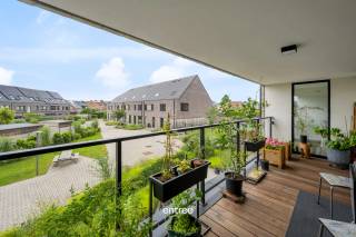 Cet appartement est idéalement situé dans le parc technologique de Zwijnaarde, à proximité de l'hôpital universitaire (UZ), avec le tram au pas de la porte, dans un environnement calme tout en étant proche de toutes commodités.<br /><br />Répartition des pièces :<br />hall d'entrée avec un grand placard intégré, toilettes, spacieux espace de vie comprenant cuisine, salle à manger et salon, buanderie attenante à la cuisine, terrasse orientée plein sud de 13 m², salle de bain avec double lavabo et grande douche à l’italienne, et 2 belles chambres dont une très grande offrant la possibilité d’y aménager un dressing.<br /><br />L’appartement bénéficie d’une finition de haute qualité et d’une cuisine entièrement équipée.<br /><br />La porte d’entrée de l’immeuble est totalement automatisée, ce qui facilite l’accès, notamment pour les personnes à mobilité réduite.<br /><br />Les cyclistes peuvent soit prendre leur vélo avec eux dans le garage souterrain, soit le stationner en toute sécurité dans le grand local à vélos au rez-de-chaussée.<br /><br />Une place de parking souterraine avec un grand débarras attenant peut être louée pour 95 € par mois.<br /><br />Les charges communes s’élèvent à 105 € par mois.<br /><br />L’accès au centre de Gand est excellent (à distance de vélo), ainsi que l’accès aux axes routiers R4 vers l’E17/E40. La gare de Gand-Saint-Pierre est également accessible à vélo.<br /><br />Intéressé ? Contactez Pieterjan à pw@entree.be ou au 0472 80 20 65.