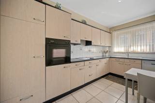 Dit ruime appartement in Tienen biedt een perfecte mix van comfort en een gunstige locatie. Het gebouw, gebouwd in 1995, beschikt over een bruikbare oppervlakte van 90 m². De lichte en goed ingedeelde ruimtes zorgen voor een aangename en huiselijke sfeer.<br /><br />Het appartement telt twee comfortabele slaapkamers, ideaal voor een gezin of als extra werkruimte. De functionele badkamer is uitgerust met alle nodige voorzieningen, wat het wooncomfort verhoogt. Bovendien maakt een aparte garageplaats en kelder dit aanbod extra aantrekkelijk in deze omgeving.<br /><br />De ligging is ideaal met scholen, het stadscentrum, bushaltes en winkels allemaal op korte afstand, waardoor u geniet van alle gemakken binnen handbereik. Deze rustige wijk combineert woonplezier met een centrale ligging en maakt dit appartement tot een waardevolle investering.