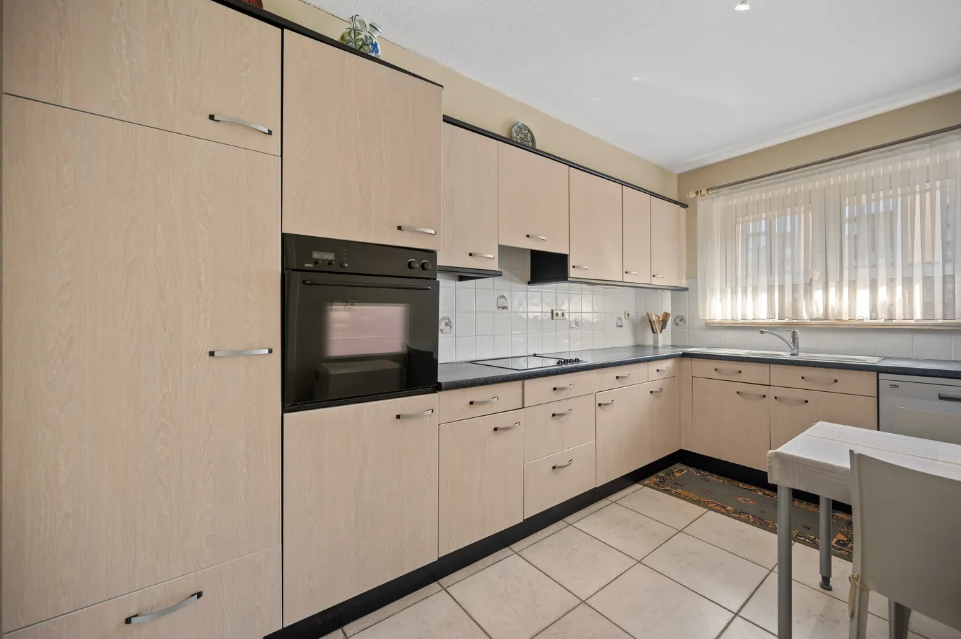 Ruim appartement met veel lichtinval, 2 slaapkamers, garage en kelder - foto 2