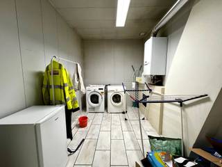 <p><span>Gebouw voor gemengd gebruik met handelsruimte, ruim atelier en woonst in het centrum van Hamme</span></p><p><span>In het centrum van Hamme bevindt zich dit </span><span>gebouw voor gemengd gebruik</span><span>, waarbij een handelsgedeelte en een ruim atelier worden gecombineerd met een volwaardige woonst op de bovenverdieping. Een interessante indeling voor wie </span><span>wonen en werken op één locatie</span><span> wil samenbrengen.</span></p><p><span>Op het </span><span>gelijkvloers</span><span> bevindt zich vooraan de winkel- of handelsruimte, met aansluitend een </span><span>ruim atelier</span><span>. Deze ruimtes bieden verschillende mogelijkheden voor een zelfstandige activiteit, handelszaak of andere professionele invulling.</span></p><p><span>Verder beschikt het gelijkvloers over een keuken, een apart toilet en een bureau. Dit bureau kan, afhankelijk van de gewenste invulling, ook als extra kamer worden gebruikt.</span></p><p><span>Achteraan het gebouw is er mogelijkheid om extra parkeerplaats te voorzien voor het handelsgedeelte.</span></p><p><span>De </span><span>eerste verdieping</span><span> vormt het woongedeelte van het pand. Hier bevindt zich een ruime en lichtrijke leefruimte met grote raampartijen, die rechtstreeks aansluit op de open keuken.</span></p><p><span>Op dezelfde verdieping bevinden zich </span><span>twee ruime slaapkamers</span><span>, een badkamer en een afzonderlijke douchekamer. </span></p><p><span>Achteraan is er een </span><span>compacte buitenruimte</span><span>.</span></p><p><span>Ook de </span><span>ruime zolderverdieping</span><span> biedt bijkomend potentieel. Mits de nodige inrichting kunnen hier nog </span><span>twee extra slaapkamers</span><span> worden gecreëerd.</span></p><p><span>Bij deze eigendom hoort nog een aparte garage die gelegen is op de aanpalende eigendom.</span></p><p><span>Troeven:</span></p><ul><li><span>Gebouw voor gemengd gebruik</span></li><li><span>Centrale ligging in Hamme</span></li><li><span>Winkel- of handelsruimte op het gelijkvloers</span></li><li><span>Ruim atelier</span></li><li><span>Mogelijkheid om wonen en werken te combineren</span></li><li><span>extra keuken, toilet en bureau op het gelijkvloers</span></li><li><span>Voldoende parkeergelegenheid aan achterkant van gebouw</span></li><li><span>Volwaardig woongedeelte op de eerste verdieping</span></li><li><span>Ruime, lichtrijke leefruimte met open keuken</span></li><li><span>2 ruime slaapkamers</span></li><li><span>Badkamer en aparte douchekamer</span></li><li><span>Ruime zolder met mogelijkheid tot 2 bijkomende slaapkamers</span></li><li><span>extra garage </span></li></ul><p><span>Een pand met een duidelijke combinatie van </span><span>professionele ruimte en privéwoonst</span><span>, geschikt voor wie zijn handels- of beroepsactiviteit graag dicht bij huis organiseert.</span></p><p><span>Interesse? Neem contact op voor meer informatie of plan een bezoek in.</span></p>