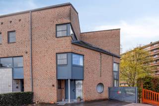 Deze instapklare halfopen bebouwing met 3 slaapkamers is gelegen in Kessel-Lo in een doodlopende straat, op slechts 10 minuten van Leuven centrum.<br /><br />De indeling van de woning is als volgt:<br />We komen binnen in de inkomhal met ruimte voor een vestiaire en een apart gastentoilet. Via de inkomhal betreden we de lichtrijke leefruimte. Aansluitend vinden we een eetplaats met een volledig geïnstalleerde keuken. Verder vinden we op het gelijkvloers een praktische berging met aansluiting voor wasmachine en droogkast. <br /><br />Op de eerste verdieping vinden we 3 ruime slaapkamers van 12m² en 11m² en een badkamer met ligbad en dubbel lavabo. Deze verdieping beschikt ook over een apart toilet.<br /><br />De zolderverdieping betreden we met een vaste trap. Deze is volledig afgewerkt, kan gebruikt worden als 4de slaapkamer/bureau en heeft een oppervlakte van 16m². <br /><br />Verder beschikt de woning over een ruim terras, een zuid-west gerichte tuin en een carport met 2 staanplaatsen.<br /><br />EPC B. Verwarming op aardgas (ketel werd in 2014 vernieuwd). De elektriciteit zal conform zijn tegen de akte. Asbestveilig. De woning beschikt over 14 zonnepanelen met een totaal vermogen van 6,2 WP. Verder is er een thuisbatterij en een waterverzachter.<br /><br />Het pand is beschikbaar vanaf half juli 2026.<br /><br />Voor meer info of een bezoek ter plaatse, neem gerust contact met ons op!