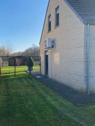 Mooie woning uit 2005 op perceel van 8a59ca met EPC B (170 kWh). <br /><br />De woning heeft een ruime oprit waar 3 auto's kunnen staan en heeft een vernieuwde carport (2021) waar 1 auto (met aanhangwagen) kan staan. De carport is afgesloten met een poort die volledig open kan zodat je grote toegang hebt naar de tuin. <br /><br />In 2022 zijn er op de carport 7 zonnepanelen geplaatst die elk 455 Wp opbrengen. Deze zijn verbonden met een thuisbatterij (BYD HVS 5,12 kWh) die in de garage staat. Via een app op je gsm kan je volgen wat de opbrengst is van je zonnepanelen. <br /><br />Er is een regenwaterput van 5000 l die verbonden is met de toiletten en met een kraan buiten op het terras. <br /><br />Het verwarmen van de woning gebeurt met gas. Dit met een ketel van het merk 'Atag' die in 2019 is vernieuwd. Ook kan je gebruik maken van een airco (geplaatst in 2021) die zowel kan warmen als koelen. <br /><br />In 2022 zijn er overal nieuwe aluminium ramen + nieuwe sectionale garagepoort geplaatst. Al deze ramen zijn voorzien van rolluiken die je handmatig kan bedienen. Het grote schuifraam heeft een screen die je elektrisch bedient. Alle ramen kan je volledig openen of op kiep zetten. Er zijn muggenziften aanwezig die je al of niet kan plaatsen. Door de vele ramen is er veel lichtinval.<br /><br />Via de voordeur kom je in de gang waar er een toilet is en een vaste houten trap naar de bovenverdieping. Via de gang kom je ook in de grote open leefruimte met ruime salon en ruime eetplaats. Deze staan allen in verbinding met de open keuken. Via de keuken is er toegang naar de ruime garage / berging. Langs het schuifraam heb je direct toegang tot het grote terras met volledig omheinde tuin. In het tuinhuis is licht en elektriciteit aanwezig.<br /><br />Op de bovenverdieping zijn er 3 slaapkamers en 1 badkamer. Zowel de gang als de slaapkamers hebben in 2024 een nieuwe vloer, deuren en kleurtje gekregen. De ruime badkamer is in 2025 volledig vernieuwd en is voorzien van een bad en een inloopdouche. <br /><br />Alle documenten zijn aanwezig.<br /><br /><br />0488/425996