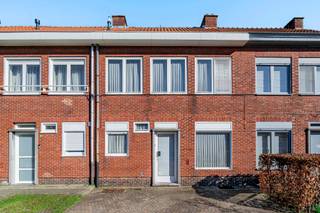Op te knappen woning in rustige buurt, met stadstuin en 2 privé parkeerplaatsen<br /><br />INDELING<br /><br />Gelijkvloers<br />De inkomhal (6m²) leidt, langs een bureelruimte (7m²) en toilet, naar de woonkamer (34m²), waar achteraan nog een veranda is (8m²) en voldoende natuurlijke lichtinval binnenstroomt.<br />Aansluitend bevindt zich enerzijds de te renoveren keuken (6m²), en anderzijds het overdekt terras (19m²), deels afgesloten.<br /><br />De kelder (11.5m²) is te bereiken vanuit de woonkamer.<br /><br />Verdieping<br />Hier situeren zich 3 slaapkamers (10m² - 9m² - 9m²) en de badkamer (8m²), met bad, lavabo en toilet.<br /><br />2de verdieping<br />Een extra slaapkamer (18 m²) bevindt zich hier, naast de zolderruimte (8m²).<br /><br />Tuin<br />De charmante stadstuin geniet van de ochtend- en middagzon, en heeft achteraan een praktische berging.<br />Aan de woning bied het overdekt en verwarmd terras met zonnewering een mooi zicht op de tuin.<br /><br />BIJZONDERHEDEN<br />- EPC label D<br />- voorgevel: hoogrendementsglas<br />- achtergevel: houten schrijnwerk, enkel glas<br />- verwarming op gas<br /><br />POSITIEVE ASPECTEN<br />- leuke woning met charmant karakter en potentieel<br />- goede ligging: rustige buurt doch dichtbij de ring en het centrum<br />- gezellige tuin<br /><br /><em>Stedenbouwkundige inlichtingen in aanvraag</em>