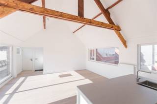 <p>Houdt u van een stijlvol appartement met veel licht, geen bovenburen en mag alles nieuw zijn? Dan is deze penthouse in dit renovatieproject misschien iets voor u. Afgewerkt in Maart 2022, alles is gestript en opnieuw opgebouwd. Vloeren, sanitair, leidingen alles is nieuw, terras over heel de breedte. De deur uitwandelen en je loopt Delhaize binnen, tram richting Antwerpen op luttele meters. Wat heb je nog meer nodig? </p><p>* Energiezuinig (EPC van voor renovatie) .<br />* Prachtige woonkeuken<br />* Parketvloeren<br />* Lage algemene kosten (25 euro).</p><p>Het appartement ligt op de grens van Schoten en Merksem in een rustige straat. Je krijgt door de grote ramen veel licht binnen. Inkom <br />aan leefruimte op parketvloer, open keuken met grote berging. Gastentoilet apart, 2 slaapkamers waarvan 1 met badkamer (douche in bad, dubbele wastafel, hangtoilet) , zolderberging & kelderbering inclusief.</p><p>Huurprijs 1200,00 euro, verbruik op eigen meters. enkel elektriciteit op de gang delen door 4 units.</p><p>Interesse in dit lichte appartement? Gelieve uw gegevens in te vullen op onze website:<br />https://www.sinjoor.be onderaan het appartement.</p><p><span><span> </span></span></p>