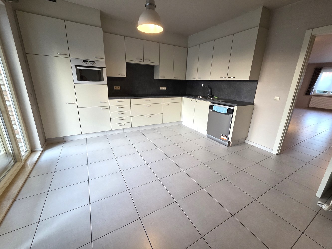 Zeer ruime gezinswoning te centrum Heist, 4 tot 5 slaapkamers met dubbele garage. - foto 3