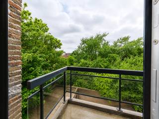 <p><span>Cet appartement entièrement rénové situé dans la Résidence Het Park combine des finitions contemporaines, une distribution pratique et une situation de premier choix à Coxyde, à proximité du parc et de l’environnement verdoyant autour de la résidence.</span></p>
<p><span>L’appartement comprend un séjour lumineux avec une nouvelle cuisine sur mesure, trois chambres, une salle de bains entièrement rénovée et une terrasse à l’arrière offrant une belle vue sur la verdure. Les grandes fenêtres assurent une belle luminosité et renforcent la sensation d’espace dans le séjour.</span></p>
<p><span>Les finitions ont été entièrement renouvelées et l’appartement est vendu prêt à emménager. Sur le plan technique également, l’appartement a été modernisé, notamment avec une nouvelle pompe à chaleur et un certificat PEB favorable de label B.</span></p>
<p><span>La Résidence Het Park dispose d’un ascenseur desservant tous les étages. La situation est un véritable atout : calme et verdoyante, à proximité du parc, tout en restant proche du centre, des commerces, de l’horeca, de la plage et des dunes.</span></p>
<p><span>Garage ou emplacement de parking disponible en option.<br /><br /><strong>JOURNÉE PORTES OUVERTES LE SAMEDI 25 JUILLET</strong><br /></span></p>
<p><span>Lors de la journée portes ouvertes, plusieurs autres unités de l’immeuble pourront également être visitées.</span></p>
<p><strong><span>Atouts</span></strong></p>
<ul>
<li><span>Entièrement rénové</span></li>
<li><span>91 m² habitables</span></li>
<li><span>3 chambres</span></li>
<li><span>Terrasse avec vue verdoyante</span></li>
<li><span>PEB label B</span></li>
<li><span>Ascenseur présent</span></li>
</ul>
<p><span>N’hésitez pas à nous contacter pour plus d’informations ou pour une visite.</span></p>
<p><strong><span>Verborgh Real Estate</span></strong><span> — +32 470 54 82 28</span><br /><strong><span>Covico</span></strong><span> — +32 494 87 22 32</span></p>