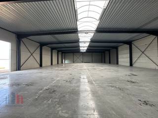 Nieuwbouw magazijn te huur van 984 m². De loods is vlot bereikbaar en gelegen op amper +/- 3 km van de Noorderring (N38) die enerzijds na 2...