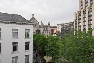 <p>Op een uiterst centrale ligging bevindt zich dit stijlvolle, volledig vernieuwde appartement waar ruimte, licht en hedendaags wooncomfort perfect samenkomen. Dankzij de grote raampartijen en de hoge plafonds geniet de leefruimte van een uitzonderlijk ruimtelijk gevoel en een overvloed aan natuurlijk licht.<br /><br />Via de lift bereikt u het appartement. De inkomhal verwelkomt u met een gastentoilet en biedt toegang tot de verschillende vertrekken. De royale leefruimte vormt het hart van de woning en sluit naadloos aan op de volledig ingerichte open keuken, voorzien van alle hedendaagse comfort. De open indeling maakt dit de ideale plek om te ontspannen of gasten te ontvangen.<br /><br />Aansluitend bevindt zich een praktische berging met aansluiting voor een was- en droogautomaat, evenals een aparte technische ruimte die extra opbergruimte biedt.<br /><br />Het appartement beschikt over twee ruime slaapkamers, die elk zijn voorzien van een eigen en-suite badkamer. Hierdoor geniet elke slaapkamer van maximale privacy en comfort, wat het appartement bijzonder geschikt maakt voor koppels, een gezin of wie graag gasten ontvangt. De badkamers zijn modern afgewerkt met kwalitatieve materialen en beschikken over een ruime inloopdouche en een dubbele of ruime wastafel.<br /><br /><br /></p>