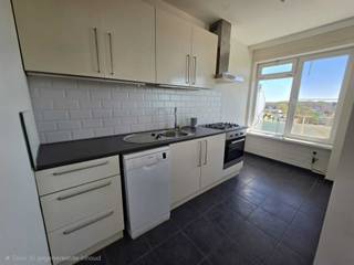 <p><span>Berchem: Rodekruislaan: Lichtrijk 1-slaapkamer appartement in Berchem </span></p><p><span>Op de 5de verdieping bevindt zich dit aangename en goed onderhouden appartement met 1 slaapkamer. Dankzij de grote raampartijen geniet de woonkamer van veel natuurlijk licht.</span></p><p><span>De open, volledig ingerichte keuken sluit mooi aan bij de leefruimte en biedt alle comfort. Vanuit de woonkamer heb je toegang tot een ruim en zonnig terras ideaal om te ontspannen.</span></p><p><span>Indeling:</span></p><ul><li><span>Lichtrijke woonkamer</span></li><li><span>Open ingerichte keuken</span></li><li><span>1 slaapkamer</span></li><li><span>Badkamer met inloopdouche</span></li><li><span>Ruim terras</span></li><li><span>Kelderberging inbegrepen</span></li></ul><p><span>Huurprijs: 795/maand<br />Gemeenschappelijke kosten: 160/maand (incl. water, verwarming, lift, minuterie, enz...)</span></p><p><span>Gelegen op een gunstige locatie in Berchem, met vlotte verbindingen en voorzieningen in de buurt.</span></p><p><span>Interesse? Neem gerust contact op voor meer informatie of een bezoek!</span></p>