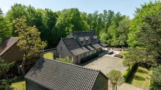 Te midden van het groen, op een uitzonderlijk perceel van ruim 2,7 hectare, bevindt zich deze luxueuze en vrijgelegen villa: een oase van rust...