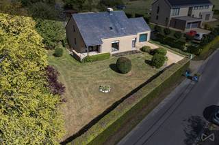 <p>We Invest Sud-Luxembourg stelt u deze lichtrijke vrijstaande woning voor, ideaal gelegen in een rustige omgeving in Habay.</p>
<p>De woning is hoofdzakelijk gelijkvloers ingedeeld en biedt royale volumes en een functionele indeling, met een ruime, lichtrijke woonkamer met houtkachel, een ingerichte keuken, drie slaapkamers en een badkamer.</p>
<p>De eigendom beschikt eveneens over twee terrassen, waarvan één aan de voorzijde, een ruime idyllische tuin, een garage en een volledige kelderverdieping met talrijke opbergmogelijkheden.</p>
<p>Een belangrijke troef van de woning is de in te richten zolderruimte van meer dan 70 m². Deze ruimte biedt bijzonder veel mogelijkheden en kan, afhankelijk van uw wensen, worden ingericht als ouderlijke suite, extra slaapkamers, ontspanningsruimte, kantoor of speelkamer. Deze bijkomende oppervlakte maakt het mogelijk om de woning eenvoudig aan uw toekomstige behoeften aan te passen.</p>
<p>Technische kenmerken: EPC C, ramen met dubbele beglazing en centrale verwarming op stookolie, aangevuld met een houtkachel. De woning biedt bovendien ruime en lichtrijke vertrekken.</p>
<p>Een lichtrijke, ruime en veelzijdige woning, ideaal voor een gezin dat op zoek is naar comfort, rust en uitbreidingsmogelijkheden.</p>
<p>Voor meer informatie of om een bezichtiging te plannen:</p>
<p>📞 +32 (0)63 33 00 69<br />📧 sud.luxembourg@weinvest.be</p>