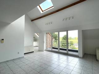 Op een rustige en residentiële locatie in Rotselaar bevindt zich dit aangename duplex appartement, gelegen in de Vijfde Liniestraat. Dit...