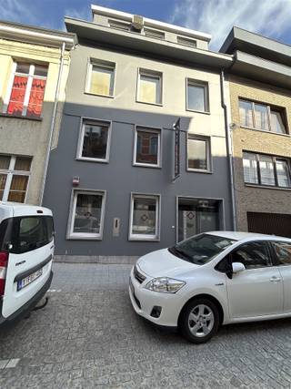 <p>Op zoek naar een kantorengebouw in het hart van Oudenaarde?</p><p>Dit kantorengebouw voorziet maar liefst 8 afzonderlijke burelen ,archiefruimte ,vergaderzaal ,ontvangstruimte ,kitchenette ,2 toiletten en een terras .<br />Dus een ideale werkomgeving.<br />Met een strategische ligging in het historische centrum van Oudenaarde geniet u van een goede bereikbaarheid!</p><p>Verdere interesse?<br />Vraag uw bezoek aan via onze website www.immodhondt.be <br /> </p>