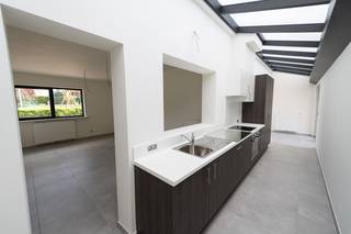 Aan het Heilig Hartplein in Zottegem, vlakbij de kerk van Bevegem, bevindt zich dit ruime en instapklare gelijkvloerse appartement. De ligging...