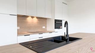 Elke zondag welkom op ons kantoor van 10u-12u voor meer info over de nieuwbouwprojecten! <br /><br />Bij ImmoFusion 7/7 “open huis” : klik op onze 3D-TOUR. Ervaar vastgoed alsof je er zelf doorloopt!<br /><br />Welkom in deze stijlvol afgewerkte nieuwbouwwoning in de Halstraat 113-1 te Heusden-Zolder, waar hedendaags wooncomfort, energiezuinigheid en een doordachte indeling centraal staan. Deze instapklare woning met een bewoonbare oppervlakte van 150 m² is gelegen op een perceel van 4,49 are in een rustige, aangename buurt met een vlotte verbinding naar winkels, scholen en de autosnelweg.<br /><br />De open leefruimte baadt in het licht en sluit mooi aan op de volledig uitgeruste keuken. Deze is voorzien van een inductievuur, microgolfoven en pompbak – perfect voor wie houdt van gezellig en functioneel koken. Via het grote schuifraam heb je toegang tot het ruime terras van 27 m² en de diepe tuin van 50 meter – een fijne plek voor zomerse momenten met familie of vrienden.<br /><br />Op de verdieping bevinden zich drie comfortabele slaapkamers en een moderne badkamer. Dankzij het ventilatiesysteem D geniet je hier van een gezond binnenklimaat doorheen het hele huis.<br /><br />De woning is bovendien uitgerust met vloerverwarming op de volledige benedenverdieping, wat zorgt voor een aangenaam en gelijkmatig warmtegevoel, zonder in te boeten op plaats of esthetiek. Verwarming gebeurt energiezuinig via een warmtepomp – klaar voor de toekomst!<br /><br />Er is een vergunning voorzien voor het plaatsen van een carport, en op het perceel is er voldoende ruimte voor meerdere wagens.<br /><br />________________________________________<br />Pluspunten:<br />- Nieuwbouwwoning – volledig afgewerkt en instapklaar<br />- 3 ruime slaapkamers<br />- Geïnstalleerde keuken met inductievuur, pompbak en microgolfoven<br />- Open leefruimte met veel lichtinval<br />- Vloerverwarming op het gelijkvloers<br />- Verwarming via energiezuinige warmtepomp<br />- Ventilatiesysteem D voor optimaal binnenklimaat<br />- Terras van 27 m²<br />- Vergund voor carport<br />- Perceel van 4,49 are – 50 meter diep<br />- Rustige ligging met uitstekende bereikbaarheid<br />- Grond aan 12% RR / constructie aan 21% btw<br />________________________________________<br /><br />Voor een bezichtiging ter plaatse of meer info, bel ons op 078/78.78.70, of kom gewoon binnen op ons kantoor – steeds welkom!