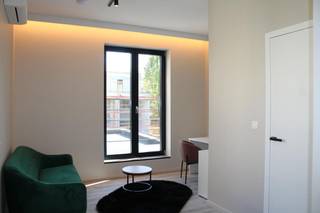 Deze kamer (nr. 4) maakt deel uit van een gebouw waarin zich 9 studentenkamers bevinden en is gelegen op 500m van het station en wandelafstand van het centrum van Mechelen, naast het kanaal Leuven - Dijle. Het gebouw is voorzien van een inkomhal, een ruime fietsenberging met automatische fietshaken, hyper-geïnstalleerde keuken met aanpalend een gezellige leef- ontspanningsruimte met veel lichtinval, kelder en een gezellige stadstuin. De kamer zelf is voorzien van een bureau met bureaustoel, kleerkast, sofa, airco koeling/verwarming, badkamer met neveldouche en sproeier, lavabomeubel, hangtoilet, spiegel en sfeerverlichting. De foto's zijn ter indicatie aangezien sommige kamers nog in afwerkfase zijn (afwerkingsgraad is overal dezelfde). Opgelet: Het gaat hier wel degelijk over studentenkamers. Dit betekend dat er aan bepaalde (opgelegde) voorwaarden dient voldaan te zijn om deze kamer te mogen huren, zijnde: minstens 18 jaar en ingeschreven zijn in een hoge school of universiteit.  <br /><br />Voor eventuele vragen en/of het maken van een afspraak: patrik@ampvastgoed.be en/of 0465.00.40.45 of 0465/00.40.44