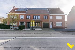 Recent gerenoveerde en instapklare woning!Deze gezellige gezinswoning is gelegen net buiten het centrum in de nabijheid van scholen, openbaar vervoer...