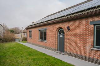 Deze ruime gezinswoning, met een bewoonbare oppervlakte van 189 m², bevindt zich in een rustige en doodlopende woonwijk in Lombardsijde, op...