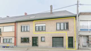 Instapklaar appartement te centrum Lebbeke! <br /><br />De indeling van dit appartement op het eerste verdiep is als volgt: aparte inkom, keuken, mooie leefruimte met veel licht, slaapkamer met douche en lavabo, apart toilet en terras aan de achterzijde. <br /><br />Dit appartement is instapklaar én kan zowel interessant zijn voor eigen bewoning als voor verhuur.<br /><br />Voldoende (gratis) parkeergelegenheid vlak voor de deur. <br /><br />Voor meer info of een bezoek contacteer tom@immotijl.be of 052 690 691