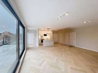 We Invest Brussel-Europa stelt u dit prachtige gerenoveerde penthouse van 95 m² voor met 2 grote zuidgerichte terrassen, gelegen op de 3e en...