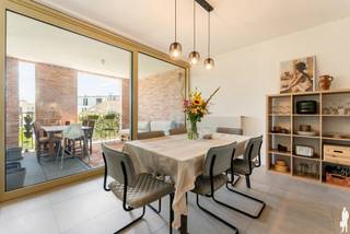 <h3><span><strong>Lichtrijk 2-slaapkamerappartement met overdekt terras in centrum Haacht.</strong></span><span></span></h3>
<p>Bent u op zoek naar een instapklaar, energiezuinig en bijzonder lichtrijk appartement met een doordachte indeling? <br />Dan zal dit ruime, recent (BJ 2021) appartement, in het dorp van Haacht, u zeker weten te bekoren.</p>
<p>Bij het betreden van het appartement komt u terecht in een praktische inkomhal zonder onnodig ruimteverlies. Van hieruit bereikt u de ruime leefruimte waar de open keuken naadloos overgaat in de eet- en zithoek. Dankzij de grote raampartijen geniet u hier de hele dag van een aangename lichtinval, met zowel ochtend- als middagzon die de leefruimte een warme en gezellige uitstraling geeft.</p>
<p>Vanuit de leefruimte heeft u rechtstreeks toegang tot het gezellige, overdekte terras. Hierdoor kan u niet alleen tijdens de zomermaanden, maar ook in het voor- en najaar comfortabel buiten genieten.</p>
<p>Het appartement beschikt over twee slaapkamers, elk met een eigen sanitair (volwaardige badkamer en doucheruimte). Dit biedt een uitzonderlijk comfort en maakt het appartement ideaal voor gezinnen, koppels, gasten of wie graag een eigen privéruimte heeft. Daarnaast zijn er ook twee toiletten aanwezig (eentje in de volwaardige badkamer en één afzonderlijke).</p>
<p>Ook de ligging is een absolute troef. Aan de zijde van de slaapkamers is er geen verkeer, terwijl de straat aan de voorzijde een eenrichtingsstraat is. Dit zorgt voor een rustige woonomgeving zonder in te boeten aan bereikbaarheid. Bovendien is er in de onmiddellijke omgeving voldoende parkeergelegenheid, inclusief laadmogelijkheden voor elektrische wagens.<br /><span>Het gebouw zelf beschikt over een lift, een fietsenstalling, een gemeenschappelijke tuin.</span></p>
<p>Dankzij de vier zonnepanelen, het uitstekende EPC-label A (50 kWh/m² - E28) en de energiezuinige afwerking geniet u bovendien van lage energiekosten.</p>
<h3>Troeven:</h3>
<ul>
<li>Ruim en bijzonder lichtrijk appartement</li>
<li>praktische berging en wasruimte aanpalend aan de keuken (zeer handig)</li>
<li>2 slaapkamers</li>
<li>2 toiletten</li>
<li>Gezellig overdekt terras</li>
<li>Ruime leefruimte met open keuken</li>
<li>Praktische inkomhal zonder ruimteverlies</li>
<li>Ochtend- en middagzon in de leefruimte</li>
<li>Rustige ligging: geen verkeer aan de slaapkamerzijde en eenrichtingsstraat aan de voorzijde</li>
<li>4 zonnepanelen</li>
<li>Energiezuinig: EPC A-label – 50 kWh/m² (E28)</li>
<li>Voldoende parkeergelegenheid in de buurt, inclusief laadpunten voor elektrische wagens</li>
</ul>
<p>Een comfortabel, energiezuinig en instapklaar appartement waar licht, rust en wooncomfort centraal staan. <br />Contacteer ons vandaag nog voor een bezoek!</p>