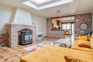 Deze te renoveren woning is super goed gelegen in centrum Beveren! De gelijkvloers van dit huis bestaat uit een hal, een handige berging,...