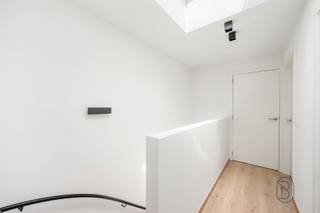 <article><div><div><div><div><div><div><p><strong>Ontdek dit kleinschalig project van 4 energiezuinige woningen waar comfort, kwaliteit en toekomstgericht wonen centraal staan.</strong></p><p>Deze <strong>moderne BEN-woningen</strong> zijn gebouwd volgens de hoogste normen en uitgerust met de <strong>nieuwste technieken</strong> op vlak van energiezuinigheid en wooncomfort. Denk aan optimale isolatie, ventilatiesystemen, hoogwaardige beglazing en duurzame installaties die zorgen voor <strong>lage energiekosten</strong> én maximaal woonplezier.</p><p>Elke woning biedt een <strong>ruime bewoonbare oppervlakte van 144 m²</strong>, ideaal ingedeeld voor gezinnen die op zoek zijn naar licht en ruimte. Bovendien liggen de woningen op <strong>zuidwestgerichte percelen van 256 m² tot maar liefst 791 m²</strong>. Hierdoor geniet je het hele jaar door van <strong>overvloedige natuurlijke lichtinval</strong> en <strong>zonovergoten tuinen</strong> – perfect voor wie houdt van buitenleven, ontspanning en privacy.</p><p><strong>Extra troef:</strong> indien je voldoet aan de wettelijke voorwaarden, kan je deze woning <strong>aankopen aan het verlaagde btw-tarief van 6%</strong>, wat een aanzienlijke financiële besparing oplevert.</p><p><strong>Kortom:</strong> deze ontwikkeling combineert hedendaags design met duurzame technologie, royale ruimtes en een uitstekende ligging. De ideale keuze voor wie toekomstgericht en energiezuinig wil wonen in een mooie, groene omgeving.</p><p>Wil je meer info, plannen inkijken of een bezoek inplannen? Neem gerust contact op: emiel@immobeguin.be</p></div></div></div></div><div></div><div><div></div></div></div></div></article><div></div>