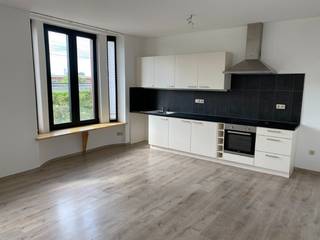 <strong>--- NIEUW --- Gerenoveerd en energiezuinig 1-slaapkamerappartement met ruim terras op toplocatie nabij Sint-Pietersstation!</strong><br /><br />Op zoek naar een instapklaar appartement op een uitstekende locatie in Gent? Dit volledig gerenoveerde 1-slaapkamerappartement combineert een rustige ligging met een vlotte bereikbaarheid. Dankzij de kwalitatieve afwerking, het zonnige terras van 10m² en het bijzonder lage energieverbruik is dit appartement ideaal voor wie comfortabel en centraal wil wonen.<br /><br /><strong>Troeven:</strong><br />- Volledig gerenoveerd en instapklaar appartement.<br />- Energiezuinig (EPC 106 kWh/m²).<br />- Ruime en lichtrijke leefruimte met open keuken.<br />- Eén volwaardige slaapkamer.<br />- Moderne doucheruimte aansluitend aan de slaapkamer.<br />- Afzonderlijk toilet.<br />- Praktische berging met aansluiting voor wasmachine.<br />- Berging kan tevens als bureauruimte gebruikt worden.<br />- Rustig gelegen terras van ongeveer 10m² aan de achterzijde van het gebouw.<br />- Volledig herschilderd.<br />- Centrale verwarming op aardgas met hoogrendementsketel.<br />- Fietsenberging aanwezig op het gelijkvloers.<br />- Geen bijkomende gemeenschappelijke kosten.<br /><br /><strong>Locatie & omgeving:</strong><br />- Uitstekende ligging nabij Sint-Pietersstation.<br />- Op korte afstand van UZ Gent en het Citadelpark.<br />- Vlotte verbinding met E17 en R4.<br />- Winkels, horeca en openbaar vervoer in de onmiddellijke omgeving.<br />- Rustige ligging met alle voorzieningen binnen handbereik.<br /><br /><strong>Beschikbaar vanaf: 01/08/2026.<br />EPC: 106 kWh/m² (B-label).<br />Huurprijs: €800/maand (geen bijkomende algemene kosten).<br />Domicilie verplicht.<br /><br />---</strong><br /><br /><strong>--- NEW --- Renovated and energy-efficient one-bedroom apartment with spacious terrace in a prime location near Ghent-Saint-Peter's Station!</strong><br /><br />Looking for a move-in ready apartment in an excellent location in Ghent? This fully renovated one-bedroom apartment combines peaceful living with outstanding accessibility. Thanks to its high-quality finish, sunny 10m² terrace and low energy consumption, this property is perfect for anyone looking for comfortable and central living.<br /><br /><strong>Highlights:</strong><br />- Fully renovated and move-in ready apartment.<br />- Energy-efficient (EPC 106 kWh/m²).<br />- Bright living room with open kitchen.<br />- One spacious bedroom.<br />- Modern shower room connected to the bedroom.<br />- Separate toilet.<br />- Practical storage room with washing machine connection.<br />- Storage room can also be used as a home office.<br />- Quiet 10m² terrace at the rear of the building.<br />- Freshly painted throughout.<br />- Gas central heating with high-efficiency boiler.<br />- Bicycle storage on the ground floor.<br />- No additional common charges.<br /><br /><strong>Location & surroundings:</strong><br />- Prime location near Ghent-Saint-Peter's Station.<br />- Close to Ghent University Hospital (UZ Gent) and Citadel Park.<br />- Easy access to the E17 and R4 motorways.<br />- Shops, restaurants and public transport nearby.<br />- Quiet setting with all amenities within easy reach.<br /><br /><strong>Available from: 01/08/2026.<br />EPC: 106 kWh/m² (B-label).<br />Rent: €800/month (no additional common charges).<br />Official domicile registration required. </strong>