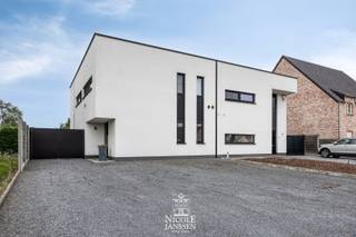 Halfvrijstaande, instapklare en ruim ingedeelde gezinswoning met vier slaapkamers, ruim leefgedeelte en praktisch bijgebouw in de tuin. Deze...