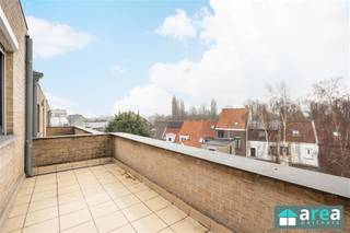<p><span>Dit instapklaar 2 slaapkamer appartement bevindt zich op een centrale locatie in Hoboken. Het betret een appartement met terras op de 2</span><span><sup>de</sup></span><span> verdieping in een goed onderhouden appartementsgebouw. Omwille van de centrale ligging is het appartement goed bereikbaar en in de nabijheid van verschillende invalswegen (A12 &amp; Ring van Antwerpen. In de directe omgeving zijn er tal van winkels en scholen, ideaal bereikbaar te voet of met het openbaar vervoer.</span></p><p><span> </span></p><p><span>Ideaal om er zelf in te wonen of als investering.</span></p><p><span>Thans verhuurd aan €950/mnd (rendement van 5,18%)!</span></p><p><span> </span></p><p><span>Grootste troeven:</span></p><p><span>-Centrale locatie<br />-Instapklaar</span></p><p><span>-Gezellig zuidoost gericht terras (8m²)<br />-Conforme elektrische keuring!<br />-Gunstig EPC B (142 kWh/m2)!</span></p><p><span> </span></p><p><span>Indeling: langs voorzijde bevindt zich de ruime en lichte living (30m²) met aansluitend de geïnstalleerde keuken (10m²). Via de nachthal treffen we de badkamer (7m²) met ligbad en aansluiting voor het wasmachine alsook een apart toilet. Verder is er nog een extra kamer (8m²), ideaal als bureauruimte of berging. Aan achterzijde bevinden zich de 2 slaapkamers (17m² &amp; 14m²), waarvan de kleinere toegang heeft tot het zuidoost-gericht terras (8m²).</span></p><p><span> </span></p><p><span>Voor meer informatie kan u terecht bij Area Partners. INFO@area.be of 03/ 284.60.60 </span></p>