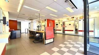 Uitstekend gelegen handelspand op A-locatie in de winkelstraat van Ronse, komende van het station richting het centrum. De grote raampartijen...