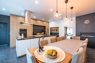 Smaakvol afgewerkte gezinswoning met een royale werkplaats van maar liefst 186m2 omgeven door een groen landschap.De woning is gelegen te...