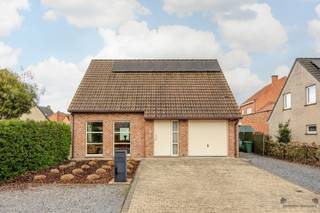 <p><span>Instapklare, energiezuinige open bebouwing in hartje Moerzeke</span></p><p><span>Bij het betreden van de woning valt meteen de overvloedige lichtinval op, dankzij de grote raampartijen die een prachtig zicht bieden op de tuin. De leefruimte en eetplaats baden in natuurlijk licht en creëren een warme, uitnodigende sfeer. Aan de keukentafel geniet je dagelijks van gezellige momenten met zicht op het groen.<br />De moderne keuken is volledig uitgerust met alle comfort en vormt het hart van de woning. Via de grote ramen vloeien binnen- en buitenruimte naadloos in elkaar over, met directe toegang tot het terras en de verzorgde tuin.<br />Met drie volwaardige slaapkamers en een ruime badkamer biedt deze woning alle ruimte voor een gezin, aangevuld met een inpandige garage en praktische bergruimtes voor optimaal wooncomfort.<br />Ook op technisch vlak is deze woning volledig futureproof: zonnepanelen in combinatie met een thuisbatterij, een regenwaterput van 5000 liter, elektrische rolluiken, een gunstig EPC B en een conforme elektrische keuring garanderen energiezuinig en zorgeloos wonen.<br />Een uitzonderlijke opportuniteit voor wie op zoek is naar een instapklare woning met karakter, waar licht, ruimte en rust samenkomen op een topligging in Moerzeke.<br />Maak snel jouw afspraak op 052/50 50 00!</span></p><p><span>Bekijk ook onze visuele tour: <span>https://web-player.walkly.app/VoT9ChdTkk3ayg4RKdVj/Yc51UKuvrwClT0xRzzvs/ww/public</span></span><span> </span></p>