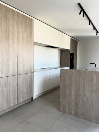 Bent u op zoek naar een exclusieve woonst waar luxe, ruimte en locatie samenkomen? Deze instapklare penthouse in residentie Klaver biedt u precies dat. Gelegen aan het Gemeenteplein van Lummen, naast het statige gemeentehuis, geniet u hier van een uitzonderlijke woonbeleving in het hart van het centrum.<br /><br />Het penthouse bevindt zich op de bovenste verdieping van een recent opgeleverd nieuwbouwproject en is afgewerkt met hoogwaardige materialen en oog voor detail. Muren en plafonds zijn professioneel geschilderd en de inbegrepen lichtarmaturen zorgen voor een stijlvolle en functionele verlichting. Het geheel straalt verfijning uit. Dankzij de energiezuinige warmtepomp woont u hier bovendien duurzaam en comfortabel.<br /><br />De ruime leefruimte met open keuken vormt het hart van de woning. Grote raampartijen brengen overvloedig daglicht binnen en geven directe toegang tot het zonnige terras.<br /><br />Het penthouse beschikt over twee volwaardige slaapkamers, elk met een eigen, volledig uitgeruste badkamer. Daarnaast zijn er een apart gastentoilet en praktische bergruimtes aanwezig. Een private ondergrondse autostaanplaats en aparte berging vervolledigen het geheel en zorgen voor extra comfort.<br /><br />Troeven op een rij
<ul>
<li>Eerste bewoning en volledig instapklaar</li>
<li>Twee ruime slaapkamers met elk een eigen badkamer</li>
<li>Lichtrijke leefruimte met open keuken</li>
<li>Zonnig terras met veel privacy</li>
<li>Energiezuinig wonen </li>
<li>Hoogwaardige afwerking met oog voor detail</li>
<li>Gelegen in het centrum van Lummen</li>
<li>Private ondergrondse autostaanplaats en aparte berging inbegrepen</li>
</ul>
Het penthouse is de ideale woonst voor wie houdt van ruimte, comfort en een centrale ligging in een hedendaagse woonomgeving.<br /><br />Meer weten of een bezoek plannen?<br />Neem contact op met Indra Neven via 0460 94 95 05 of mail naar indra@vestio.com