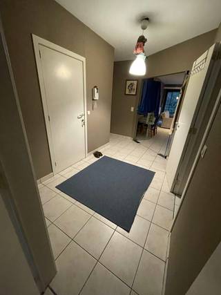 Uitzonderlijk comfortappartement van103,5m² (bruto) met EPC B, Terras en 1 garage parkeerplaats.<br />Toplocatie in het hart van Wilrijk<br />De ligging aan de Laarstraat 6 is uiterst strategisch. U woont hier in een aangename residentiële straat in het bruisende centrum van Wilrijk (De Bist)<br /><br />Bent u op zoek naar een royaal appartement dat uitblinkt in ruimte, modern comfort en absolute energiezuinigheid? Dit unieke appartement op de tweede verdieping combineert een royale indeling met een mooi terras, een kleine buitenstaanplaats en garageparkeergelegenheid. Dankzij uitstekende energetische prestaties geniet u hier van een EPC B-label.<br />Met een bruto-oppervlakte van 103,5 m² (89 m² netto bewoonbaar) biedt dit pand een uiterst efficiënte en open indeling. De grote, lichtrijke woonruimte vormt het hart van het appartement en geeft uit op een ruim terras van 5m². Aansluitend bevindt zich de ruime geïnstalleerde keuken die is voorzien van een grote, aparte berging – ideaal voor extra voorraad en huishoudelijke apparatuur. Daarnaast beschikt het appartement over twee volwaardige, rustige slaapkamers en een netjes ingerichte badkamer en een bijkomend apart toilet.<br />Zonrijke buitenruimtes<br />Buiten wonen krijgt hier een extra dimensie. Aan de rustige achterzijde geniet u van een gezellig terras van 5 m², dat direct uitkijkt op de ZO georienteerde tuin. Hierdoor kan u via dit terras van 's ochtends vroeg tot diep in de middag van de zon genieten.<br />Unieke parkeerluxe & opslag (1parkeerplaats)<br />Parkeerstress behoort definitief tot de verleden tijd. Toegang tot een grote, veilige gemeenschappelijke garage van 78m²op het gelijkvloers voor je privé parking. Eén private buitenstaanplaats aan de straatkant perfect voor een tweede kleine wagen.<br />Een extra privéberging van 1,7 m² voor het veilig opbergen van seizoensspullen of fietsmateriaal.<br /><br />