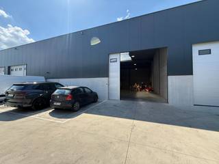 Deze bedrijfsunit van 262 m² in Lede biedt een ideale uitvalsbasis voor opslag, een atelier of andere professionele activiteiten.<br /><br />De unit is degelijk geïsoleerd en opgebouwd uit een staalconstructie met betonnen gevelpanelen. De voorgevel bestaat uit een betonnen plint van 2 meter hoog, afgewerkt met geïsoleerde sandwichpanelen. Het dak is uitgevoerd in steeldeck en de loods beschikt over een gepolierde betonvloer, lichtstraten voor een aangename natuurlijke lichtinval en een sectionale poort van 4 m breed en 4,5 m hoog, aangevuld met een afzonderlijke toegangsdeur.<br /><br /><strong><u>Algemene info:</u></strong>
<ul>
<li>Uitstekende bereikbaarheid</li>
<li>1 privatieve parkeerplaats</li>
<li>De huurprijs is exclusief btw, onroerende voorheffing, gemeenschappelijke kosten en privatieve kosten.</li>
</ul>
<br />Voor meer informatie of een bezoek ter plaatse kunt u ons steeds contacteren op 0475 32 51 89.