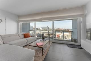 Dit lichtrijke appartement combineert comfort en een unieke ligging. Het biedt een ruime woonkamer met open keuken, een berging, een gastentoilet, drie volwaardige slaapkamers waarvan twee met en-suite badkamer en nog een afzonderlijke douchekamer. Dankzij de grote raampartijen geniet u van veel natuurlijk licht en een mooi uitzicht op het water.
Een privatieve garage is inbegrepen in de huurprijs en biedt plaats aan twee wagens. Het appartement wordt verhuurd onder gemeen huurrecht en er is geen domicilie mogelijk. Beschikbaar vanaf 1 september.
Interesse? Contacteer Tinne voor meer info op 0472 94 49 55 of via tinne@keyimmo.be