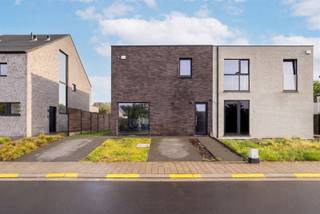 <p>Welkom in deze prachtige woning in Roosdaal, waar comfort, energiezuinigheid en een rustige groene omgeving perfect samenkomen. Met een bewoonbare oppervlakte van 182 m² en alle voorzieningen, biedt deze woning werkelijk alles wat u nodig heeft.<br />De woning beschikt over drie ruime slaapkamers, elk praktisch ingericht en perfect voor gezinnen of voor wie extra ruimte wenst. Niet alleen ideaal als slaapkamer, maar ook perfect geschikt voor studerende kinderen, hobby's of extra dressing.<br />De stijlvolle badkamer werd afgewerkt met kwalitatieve materialen en biedt alle comfort voor het hele gezin. Hier geniet u van een ruim wellnessmassagebad, een royale inloopdouche, dubbel lavabomeubel, toilet en een verzorgde.<br />Op de eerste verdieping bevindt zich bovendien een ruime bureauruimte met twee volwaardige werkplekken, ideaal voor wie regelmatig van thuis uit werkt.<br />Het interieur ademt moderniteit en elegantie. De open keuken is volledig uitgerust met hedendaagse apparatuur, perfect voor uw culinaire creaties. De grote leefruimte vormt het hart van deze woning, waar u tot rust kan komen na een lange werkdag. Grote raampartijen zorgen voor overvloedig daglicht en creëren een open ruimte, en dankzij de zonnescreens, blijft de temperatuur binnen steeds aangenaam.<br />Buiten wacht een volledig zuid gerichte tuin met aangenaam terras, waar u in alle rust kunt genieten van de zon of een BBQ met familie. De groene omgeving en de ligging in een doodlopende straat zorgen voor een uitzonderlijk wooncomfort en een veilige omgeving voor kinderen.<br />Ook op vlak van duurzaamheid en energieprestaties scoort deze woning uitstekend. Dankzij doorgedreven isolatie, energiezuinige technieken en het volledig met zonnepanelen uitgeruste dak voldoet de woning niet alleen aan de huidige energienormen, maar overtreft ze deze ruimschoots. <br />Tot slot kan u op de oprit twee wagens parkeren, en bestaat de mogelijkheid erin om een extra carport te plaatsen.<br />Deze woning combineert moderne architectuur met praktische indeling en biedt een warm welkom aan iedereen die naar binnen stapt. Maak van deze woning jouw ideale THUIS!<br /> </p>