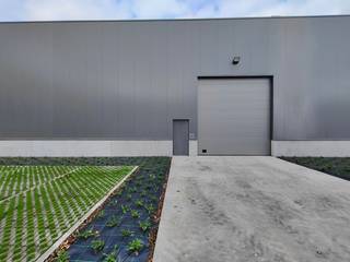 Nieuwe KMO-unit met een oppervlakte van 412 m². De nieuwe KMO-ontwikkeling '<strong>PORTIS</strong>' bestaat uit <strong>49 KMO-units </strong>met oppervlaktes tussen <strong>164 m² en 1.183 m²</strong> (eventueel samen te voegen tot grotere entiteiten).De loodsen zijn opgebouwd uit een staal of betonconstructie met als gevelbekleding een betonplint in combinatie met geïsoleerde sandwichpanelen.<br /><br />Alle units zijn toegankelijk via een automatische sectionale poort (4,50 x 4,80) en een aparte loopdeur alsook hebben sommige een raam aan de voorzijde voor extra lichtinval. Bijkomend zijn de units, met een vrije hoogte van +/- 6 meter, uitgerust met een polybetonvloer (18 cm), led-verlichting + elektriciteit, een toilet met handwasbak. Sommige units zijn uitgerust met een lichtkoepel. De dakstructuur laat het toe om zonnepanelen te plaatsen, het regenwater wordt opgevangen in een individuele RWA-put van <strong>10.000 liter. </strong>Ruime parkeer- en manoeuvreerruimte op de site. Per units zijn er minstens 2 parkeerplaatsen voorzien.<br /><br />Het project bevindt zich in het hartje van de IZ Pathoekeweg en op 4 km van Brugge centrum en nabij de N31 Expresweg die de A11 verbindt met de E40 en de E403 alsook met de N371. <br /><br />Gefaseerde oplevering tussen <strong>Q2 en Q4 2025.</strong><br />Contacteer PANORAMA B2B voor bijkomende inlichtingen of een vrijblijvend plaatsbezoek 0479 70 70 73.