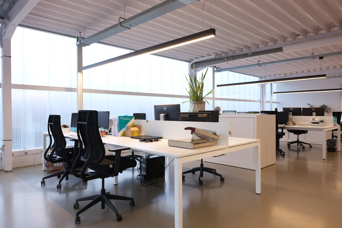 Instapklaar kantoor (ca. 500 m²) te huur te Oostkamp. - foto 4