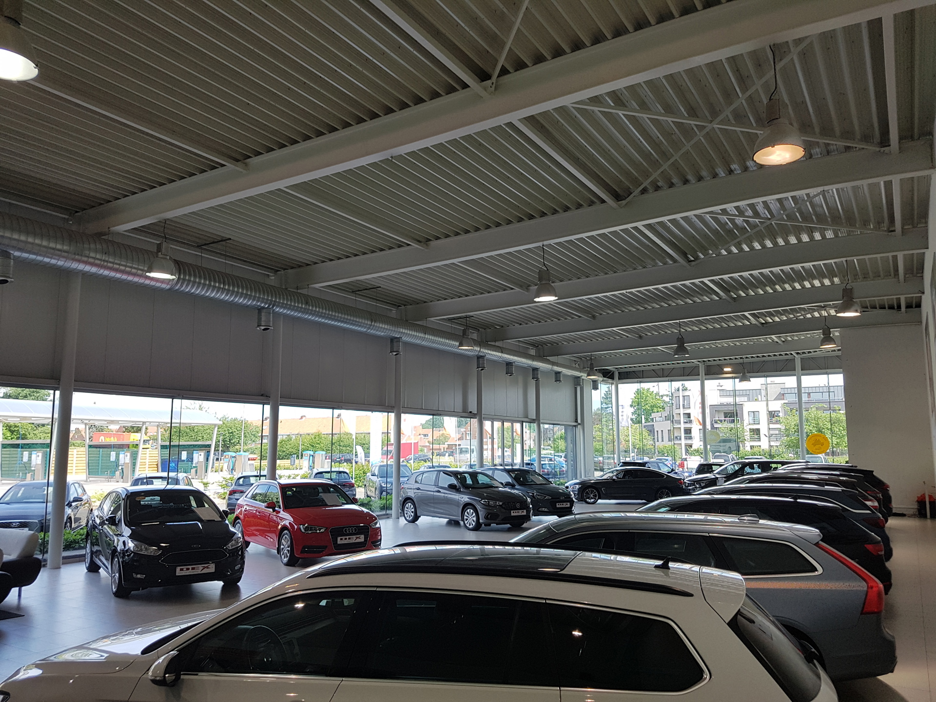 Showroom van 700m² met magazijnen te huur op zichtlocatie. - foto 4