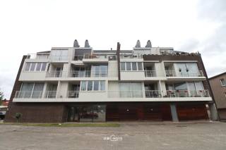 Bent u op zoek naar een rustig gelegen appartement met twee slaapkamers, terras én garage nabij het centrum van Temse?Lees en kijk dan snel even...