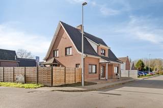 Gelegen op een mooi perceel van 672m², biedt dit pand veel ruimte, zowel binnen als buiten. De woning is door de jaren heen goed onderhouden en...