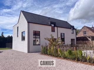 <p><span>KNAPPE NIEUWBOUWWONING MET 3 SLPKS</span></p><p><span> </span></p><p><span>Veerstraat 60B is de thuisbasis van deze knappe nieuwbouwwoning, dit pand bevindt zich achter de prachtige vakwerkwoning en wordt met de allernieuwste technieken afgewerkt.</span></p><p><span> </span></p><p><span>Op het gelijkvloers bevinden zich een inkomhal, een apart toilet, een berging, een keuken en een leefruimte.</span></p><p><span> </span></p><p><span>Op de eerste verdieping ontdekken we een nachthal, een badkamer, een apart toilet en drie slaapkamers.</span></p><p><span> </span></p><p><span>Bijkomend beschikt deze woning over een onderhoudsvriendelijke tuin met aangenaam terras en parkeergelegenheid.</span></p><p><span> </span></p><p><span>KORT SAMENGEVAT</span><span>:</span></p><p><span>Grondwaarde: € 100.000,00</span></p><p><span>12% registratie: € 112.000,00</span></p><p><span>Constructiewaarde: € 237.190,00</span></p><p><span>21% BTW: € 49.809,90</span></p><p><span>TOTAAL: € 399.000,00</span></p><p><span> </span></p><p><span>Opzoek naar een leuke woning in het landelijke Wellen? Maak snel je afspraak voor meer informatie 078 78 30 39 – <span>info@canius.be</span></span></p><p><span> </span></p><p><span>De vermelde oppervlaktes zijn slechts een indicatie. Canius Real Estate kan niet verantwoordelijk gesteld worden voor de juistheid van de door zijn verstrekte gegevens.</span></p><p><span> </span></p>
