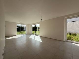 In een nieuwe wijk: verkaveling Paepevelden in het Oost-Vlaamse Bavegem (Sint-Lievens-Houtem) kan u deze moderne energiezuinige open nieuwbouwwoning terugvinden. De woning beschikt over een ruime leefruimte met open keuken, een inpandige garage, een bureauhoek, 3 slaapkamers en een badkamer.<br />Met een bewoonbare oppervlakte van 172 m² op een perceel van 426 m² biedt deze woning alle comfort voor hedendaags wonen.<br />De woning is Energiezuinig, instapklaar en volledig afgewerkt.<br /><br />Deze woning wordt uitgerust met een lucht-waterwarmtepomp, vloerverwarming, ventilatiesysteem D en 12 zonnepanelen (4.800 Wp). Dankzij deze energiezuinige technieken behaalt de woning een E-peil van E10.<br />Als koper geniet u bovendien van 5 jaar vrijstelling van onroerende voorheffing.<br />Centrale ligging, kindvriendelijke wijk met vlotte bereikbaarheid naar in-en uitvalswegen.<br />De verkaveling is centraal gelegen in Bavegem. Via een trage verbinding bereikt u te voet of met de fiets onmiddellijk het dorpscentrum.<br /><br />Meer info of een bezoek?<br />Contacteer Roxanne via 0496 85 09 62.