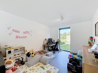 OPGELET: om dit pand te huren of bezichtigen vragen wij steeds eerst een virtueel bezoek te brengen aan het pand. Ga hiervoor naar www.rosseel.be en vul de referentie XZ046 in in het veld ‘zoek’ bovenaan rechts. Kies dan ‘360°’. De website helpt je nu verder voor de volgende stappen.<br /><br />Ontdek deze zeer moderne woning in de Zuidbroek te Mariakerke. De woning is gelegen op een uiterst rustige, groene en kindvriendelijke locatie, met tal van voorzieningen in de buurt, zoals scholen, winkels en openbaar vervoer.<br /><br />Op de gelijkvloerse verdieping komt u binnen via een ruime inkomhal, voorzien van een apart gastentoilet en een berging onder de trap. Vervolgens is er een lichtrijke woonkamer met zit- en eetplaats en een volledig geïnstalleerde open keuken. Aansluitend bevindt zich nog een zeer ruime berging met aansluiting voor een wasmachine.<br /><br />Via de inkomhal gaat u naar de eerste verdieping. Deze is voorzien van 3 volwaardige slaapkamers, een tweede apart toilet en een moderne badkamer met ligbad, inloopdouche en twee lavabo’s.<br /><br />Buiten geniet u van een zuidwestelijk georiënteerde tuin met buitenberging. Bij deze huurprijs hoort eveneens een parkeerplaats vooraan de woning.<br /><br />Deze woning is voorzien van tal van moderne en energiezuinige aspecten, zoals een hoogwaardig ventilatiesysteem, zonnepanelen en isolatie van topkwaliteit, waardoor het energieverbruik laag blijft.<br /><br />Maandelijks dient een voorschot van 30 euro betaald te worden voor de gemeenschappelijke kosten. De woning is beschikbaar vanaf 01/01/2027.
