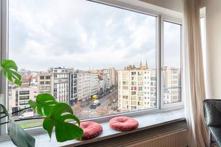 Dit instapklare appartement, op de bovenste verdieping, weet meteen te charmeren met zijn warme sfeer, authentieke details en een open uitzicht dat...