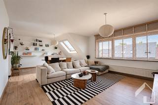 <h2><span>Ruim dakappartement met 3 slaapkamers, groot terras en overdekte staanplaats in Schoten</span></h2><p><span>Dit bijzonder ruime dakappartement is gelegen op een centrale en aangename locatie in Schoten, vlak bij de vaart en het centrum. Dankzij deze ligging bevinden winkels, horecazaken, scholen, openbaar vervoer en diverse andere voorzieningen zich op korte afstand. Ook voor wie graag wandelt of fietst, vormt de omgeving langs het water een aangename uitvalsbasis. U geniet hier van een vlotte bereikbaarheid, gecombineerd met een rustige en residentiële woonomgeving. </span></p><p><span>Het appartement bevindt zich op de tweede verdieping en is bereikbaar via de trap. Bij het binnenkomen merkt u meteen de ruimte en de vele lichtinval op. Dit komt terug in de ruime leefruimte dewelke in directe verbinding staat met de volledig uitgeruste keuken. Deze beschikt over een oven, gasvuur, spoelbak, ingemaakte vaatwasser en een ruime Amerikaanse koelkast met vriesgedeelte. Hierdoor is de keuken voorzien van alle nodige toestellen voor dagelijks comfort. </span></p><p><span>Een absolute troef is het zeer ruime terras van circa 35 m². Dit terras biedt heel wat mogelijkheden om een gezellige buitenruimte te creëren met plaats voor een lounge, eettafel, planten of een barbecue.  Het terras is grotendeels overdekt en beschikt over zowel een water- als elektriciteitsaansluiting. De overkapping bestaat uit lamellen die naar wens kunnen worden opengedraaid. Zo kunt u de ruimte aanpassen aan de weersomstandigheden en zowel genieten van de zon als van de nodige beschutting. </span></p><p><span>Vanuit de leefruimte bereikt u via de hal de overige vertrekken van het appartement. Er is een apart toilet met handenwasser, drie ruime slaapkamers van circa 15 m², 10 m² en 10 m², en een volledig uitgeruste badkamer met douche, bad en dubbele wastafel. De grootste slaapkamer is bovendien voorzien van ingemaakte kasten. </span></p><p><span>Via een vaste trap bereikt u de zeer ruime zolderverdieping, die over de volledige breedte van het appartement loopt. Hier bevinden zich de aansluitingen voor wasmachine en droogkast, evenals de recente condensatieketel uit 2025. De zolder biedt daarnaast nog heel wat mogelijkheden en kan eventueel verder worden ingericht als bureau, hobbyruimte of extra bergruimte.</span></p><p><span>Het appartement beschikt over aparte meters voor gas, water en elektriciteit, wat zorgt voor een duidelijke en individuele afrekening van het verbruik. De elektrische installatie is conform. Ook op energetisch vlak scoort de woning goed, met een EPC-score B en een energiescore van 144 kWh/m² per jaar. Verder zijn een deel van de ramen voorzien van vliegenramen, wat tijdens de warmere maanden voor extra comfort zorgt. </span></p><p><span>Bij het appartement hoort op het gelijkvloers een overdekte staanplaats die afgesloten kan worden met een poort. Voor deze staanplaats bevindt zich bovendien nog een oprit waarop een extra wagen kan worden geplaatst. Hierdoor beschikt u over een praktische parkeermogelijkheid voor één of meerdere voertuigen, wat een belangrijke troef vormt op deze centrale locatie. </span></p><p><span> </span></p><p><span>Dit dakappartement combineert een zeer ruime en lichtrijke indeling met drie slaapkamers, een volledig uitgeruste keuken, een comfortabele badkamer, een uitzonderlijk groot terras, een veelzijdige zolder en parkeermogelijkheden. Dankzij de centrale ligging nabij de vaart en het centrum van Schoten is dit een bijzonder interessante woning voor wie ruim, comfortabel en praktisch wil wonen.</span></p><p><span> </span><span>Plan je graag een bezoek? 0492/39.16.32 (Jelle) |  info@immomk.be - ook voor een correcte waardebepaling kan u bij ons terecht.</span><span> </span></p><p><span> </span></p>