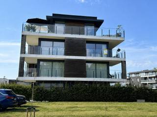 In het agrarisch gebied omheen de 'Van Mossevelde molen' bevindt zich dit recent appartement, gelegen op de 2de verdieping en toegankelijk via de lift. Met een bewoonbare oppervlakte van 95 m² heeft deze de volgende indeling: inkomhal/nachthal, aparte toilet, ruime en lichtrijke leefruimte met open ingerichte keuken voorzien van keramische kookplaat, dampkap, enkele spoelbak, vaatwasmachine, oven, microgolfoven en ruime koelkast met vriesvak, aansluitend de berging/wasplaats (voorzien van cv-installatie, ventilatiesysteem en aansluiting voor wasmachine en droogkast). Vanuit de leefruimte heeft men toegang tot het zongerichte terras voorzien van een handige terrasberging. Daarnaast zijn er nog 2 slaapkamers (waarvan één voorzien van een grote inbouwkast) en de badkamer met een dubbele lavabo en inloopdouche. In overleg met de huidige huurders is er mogelijkheid tot overname van de meubels. De gemeenschappelijke lasten bedragen 75€/maand. De huurprijs is inclusief een individuele dubbele garage. Dit appartement bevindt zich op een toplocatie in de stadsrand van Aalst met alle verbindingswegen (E40 en N9), winkels, scholen en bushaltes in de onmiddellijke omgeving. Doch kan u hier genieten van alle rust en groen waarmee deze verkaveling omgeven is. EXTRA TROEVEN: Veel licht en ruimtelijk gevoel | Gordijnen en verlichting reeds aanwezig | Individuele dubbele ondergrondse garage | Voldoet aan de meest recente energienormen (E-peil 34)| Vrij vanaf 01/09/2026! Heeft u interesse in dit appartement? Aarzel niet en mail naar affligem@immoaccenta.be
